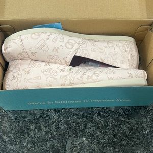 NWT Tom’s pink wedding day print shoes